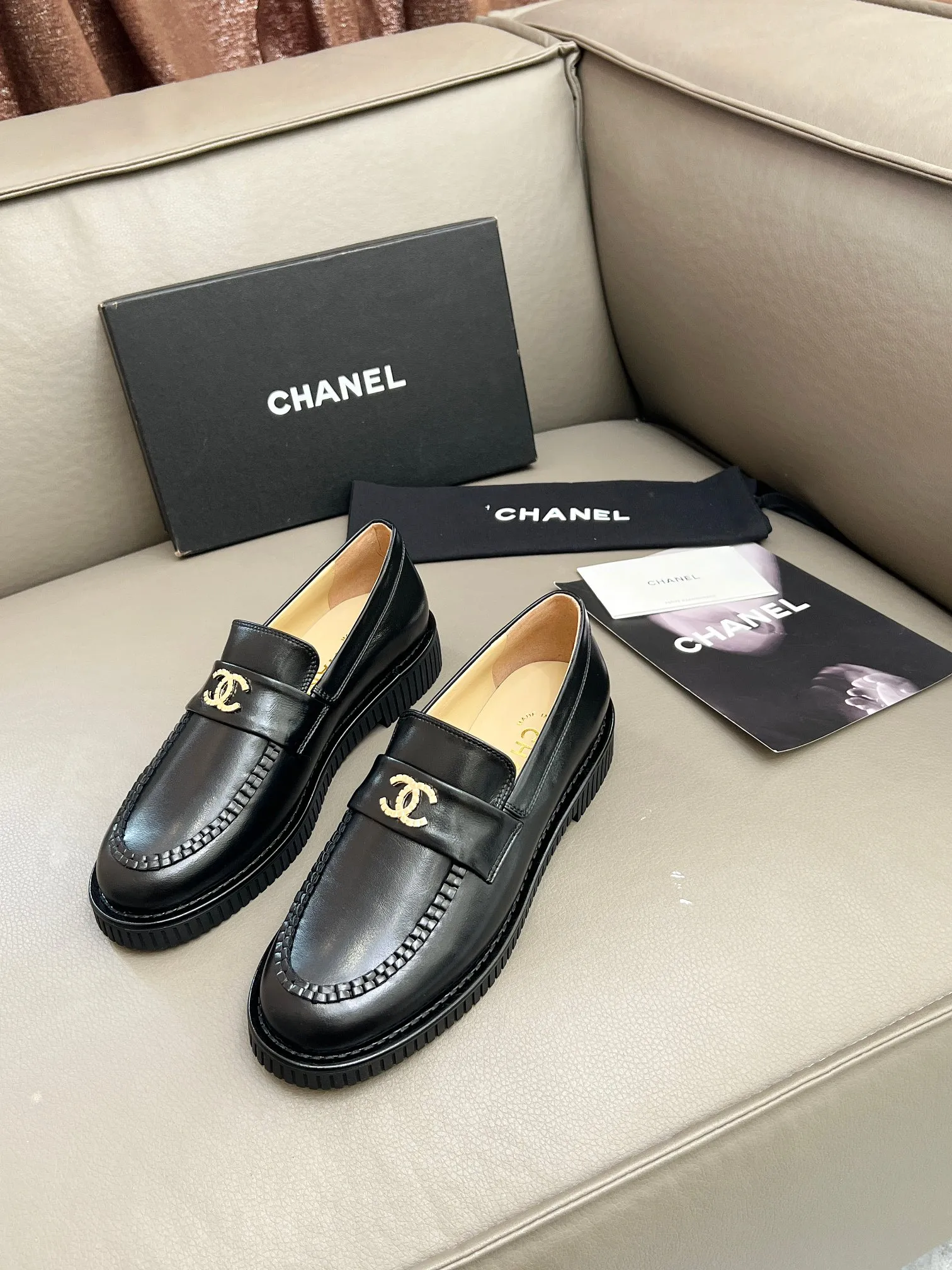 👟👟Ex-factory price 540👟👟 CHANEL Loafers Chanel2025 Chanel's latest 🆕loafers, unique craftsmanship. Versatile and slimming, paired with helloketty bow accessories, these are loafers and socks that are very attractive. They look great with any combination! Upper: Imported calfskin, oil leather Lining: Mixed sheepskin Outsole: Italian genuine leather injection molded outsole Heel height: 2cm Size: 35-40 (40. Customization is not returnable)